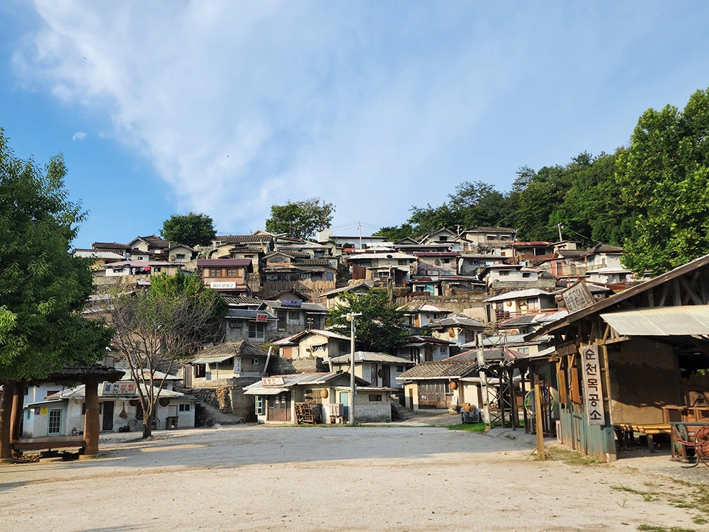 순천 드라마촬영장 입구 전경 - 레트로 간판과 골목길